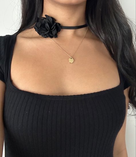 Black Choker Outfit, Flower Choker Outfit, Jade Aesthetic, Choker Outfit, Mexico Outfits, Outfits For Mexico, Layered Choker Necklace, Black Layers, Flower Choker