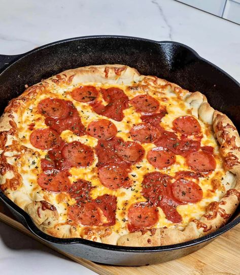 Easy Cast Iron Skillet Pizza - Krystel's Cooking Pizza In Cast Iron Skillet How To Make, Skillet Pizza Cast Iron, Iron Skillet Pizza, Cast Iron Skillet Pizza, Cast Iron Pizza, Skillet Pizza, Pizza At Home, Iron Skillet Recipes, Skillet Pan