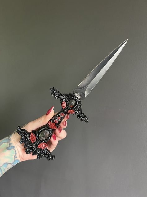 Fantasy Dagger, Knife Aesthetic, Pretty Knives, Cool Swords, Knife Collection, Cool Knives, Aesthetic Tattoo, Fantasy Aesthetic, Fantasy Jewelry