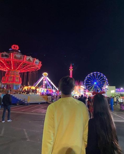 Couples At Fair Carnivals, Carnival Date Aesthetic Couple, Fair Couple Pics, Couple Amusement Park Pictures, Carnival Couple Pictures, Carnival Date Aesthetic, Fair Date Aesthetic, Couple Fair Pictures, Fair Date