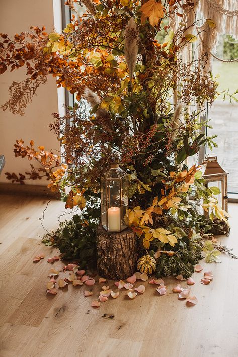 Leaf Aisle Wedding, Fall Wedding Foliage, Autumn Flower Installation, Autumn Hanging Decorations, Wedding Arch Autumn, Autumn Woodland Wedding, Autumn Foliage Wedding, Autumn Wedding Ceremony, Fall Arch