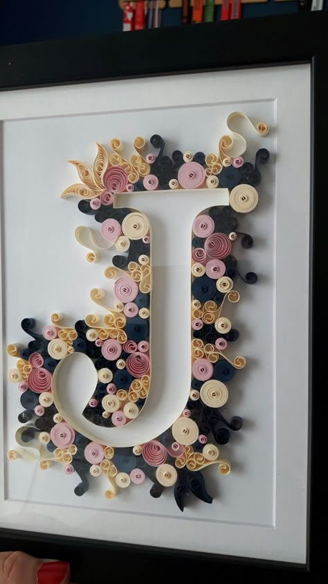 Paper Quilling Designs Letters, Quilling Ideas Letters, Paper Quilling Alphabet, Quilling Letters Alphabet, فن الرسم بالمسامير, Quilling Alphabet, Diy Quilling Crafts, Quilling Letters, Paper Quilling For Beginners