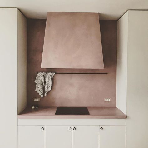 Natascha Persoone on Instagram: “KITCHENDESIGN- COOKINGCORNER. #kitchendesign #interiordesign #interiorarchitecture #timeless #inspiredby #chimney #contemporydesign…” Tadelakt Kitchen, Wall Kitchen, Modernism, Kitchen Wall, Instagram Pictures, Interior Styling, Lighted Bathroom Mirror, Door Handles, Bathroom Mirror