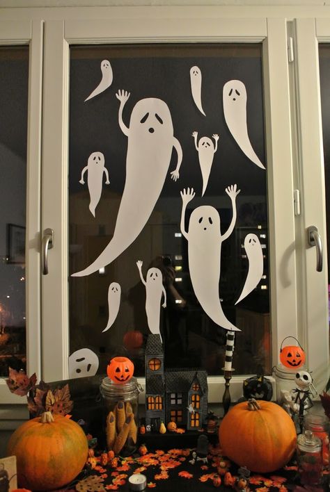 Des fantômes de fenêtre #DIY #Halloween #fantôme #ghost Souper Halloween, Halloween Window Display, Bricolage Halloween, Window Drawing, Halloween Window, Halloween 2023, Ghostbusters, Diy Halloween, Dia De Muertos