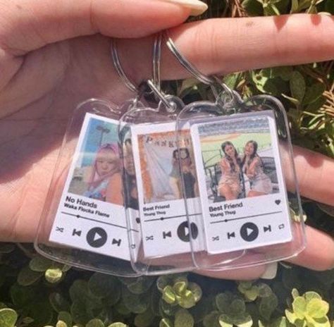 Song Keychain, Album Keychain, Spotify Keychain, Small Gifts For Friends, Boyfriends Mom Gifts, Cute Gifts For Friends, Creative Birthday Gifts, Cute Birthday Gift, Bestie Gifts