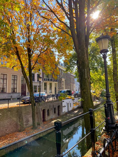 Dutch Girl Aesthetic, Utrecht Aesthetic, Fall Aesthetic Gilmore, Dutch Aesthetic, Holland Aesthetic, Netherlands Utrecht, Netherlands Aesthetic, Utrecht University, Gilmore Girls Fall