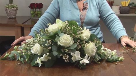 Arreglos Ikebana, Dekoratívne Vence, Table Centerpiece Flower, Table Floral Arrangements, Wedding Flowers Hydrangea, Arranging Flowers, Table Arrangements Wedding, Grave Flowers, Gubahan Bunga