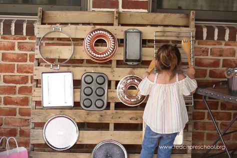 With the weather nice, my students want to be outside as much as possible and it is also a great time to add fun details for them to explore like our DIY Outdoor Sound Wall. Ms. Lauren found this pallet and collected an odd assortment of pots, pans, trays, and wooden spoons to hang up … Outdoor Sound Wall, Diy Sound Garden, Outdoor Preschool Environments, Playground Upgrade, Outdoor Preschool, Outdoor Kindergarten, Kids Outdoor Playground, Sound Garden, Preschool Playground