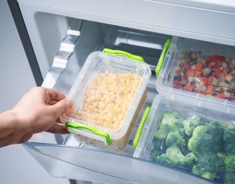 How to Create a Plastic-Free Freezer (Without Sacrificing Your Food) Best Frozen Meals, Freezer Storage Containers, Storing Fruit, Freezer Containers, Plastic Food Containers, Freezer Storage, Freezer Burn, Leafy Vegetables, Frozen Corn