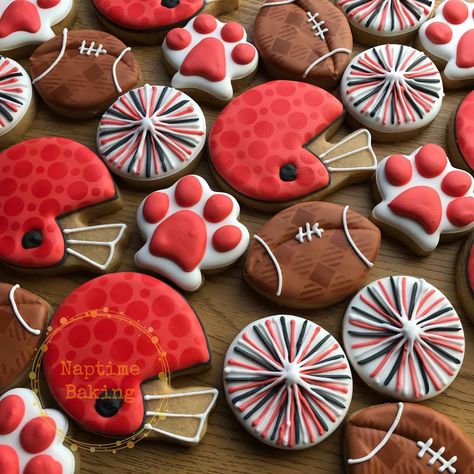 Homecoming Cookies, Sports Cookies, High School Homecoming, Sugar Cookie Designs, Baked Goodies, Cupcake Ideas, Cookie Ideas, Cookie Designs, Decorated Cookies