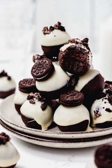 Vegan Oreo Cake Balls (GF-Option) – Nourishing Amy Vegan Oreo Cake, Protein Snacks Low Carb, Vegan Cake Pops, Oreo Cake Balls, Oreo Cake Pops, Chocolate Oreo Cake, Oreo Buttercream, Cake Ball, Up Cake