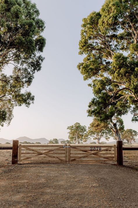 Timber Gate and Fencing Project Gallery — Strukta Fencing Farm Fencing Ideas, Country Fencing, Farm Driveway, Rural Fencing, Farm Fence Gate, Farm Gates Entrance, Timber Fence, Farm Gates, Driveway Fence