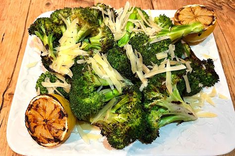 Easy 4-Ingredient Grilled Broccoli Recipe With Lemon & Parmesan #30secondmom Parmesan Vegetables, Lemon Broccoli, Broccoli Lemon, 30seconds Food, Recipe With Lemon, Broccoli Benefits, Grilled Broccoli, Grilled Lemon, Salmon Patties Recipe