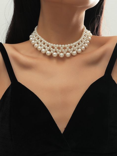 Pearl Necklaces Layered, Pearl Collar Necklace, White Jewelry Aesthetic, Pearl Choker Outfit, White Beaded Jewelry, White Necklace Jewelry, Pearls Outfit, Pearl Clothes, Pearl Necklace Colorful