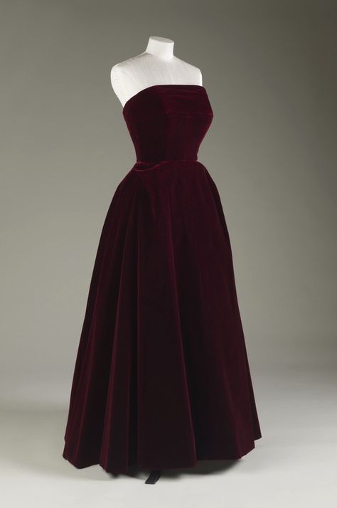 Velvet Evening Dress, Hardy Amies, late 1940s. Worn by HM Queen Elizabeth II. © Royal Collection Trust/All Rights Reserved. Royal Collection: "This evening dress is typical of the strapless evening dress fashionable from the early 1950s onwards and a style which The Queen wore (as Princess Elizabeth) on numerous occasions and was regularly photographed in." Velvet Evening Dress, Prom Outfit, Hardy Amies, Strapless Evening Dress, Isabel Ii, The Queens, Wedding Dresses For Girls, Retro Mode, 1940s Fashion