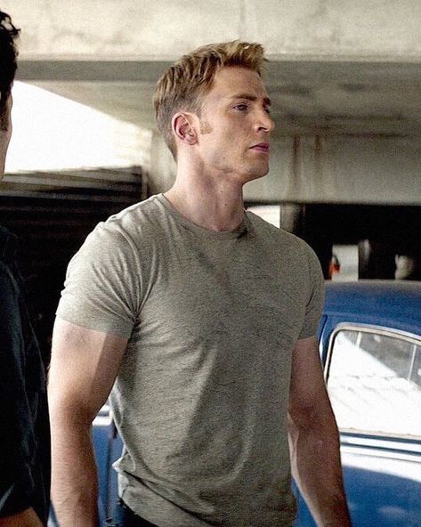 #throwback Steve Rogers .chrisevansonline is sharing instagram posts  and you can see pictures video posts and on this media post page. Steven Grant Rogers, Scott Lang, Steve Rogers Captain America, Robert Evans, Captain America Civil, Chris Evans Captain America, Le Male, Marvel Captain America, Steve Rogers