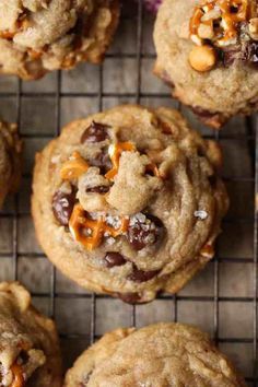 Sea Salt Butterscotch Pretzel Cookies are my new salty/sweet obsession! Browned Butter adds depth to the flavor while the butterscotch and chocolate chips keep things perfectly sweet! 30 Cookies, Dessert Design, Pretzel Cookies, Coconut Dessert, Brownie Desserts, Browned Butter, Oreo Dessert, Läcker Mat, Think Food