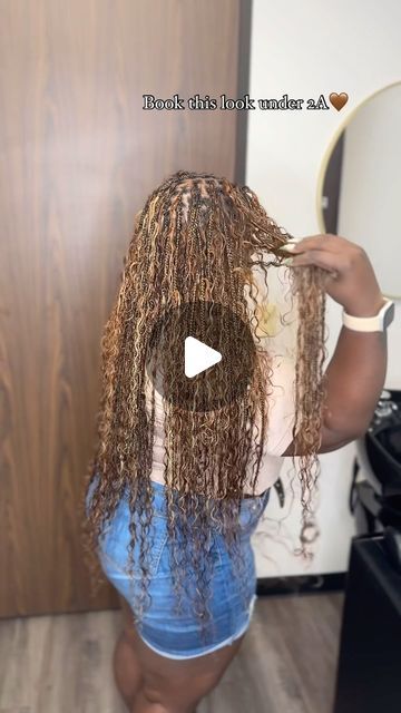 𝑯𝒐𝒖𝒔𝒕𝒐𝒏 𝑩𝒓𝒂𝒊𝒅𝒊𝒏𝒈 𝑺𝒂𝒍𝒐𝒏 👑 on Instagram: "Click on the link in the bio to book 🤎  #houstonbraids #knotlessbraids" Blonde Boho Braids Black Women, Small Bohemian Knotless, Small Bohemian Knotless Braids, Braids Beyonce, Bohemian Knotless Braids, Bohemian Knotless, Braids Blonde, Knotless Braids, August 1