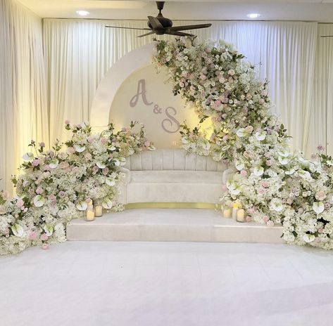 Pelamin English Style, Wedding Pelamin Aesthetic, Pelamin Tunang Aesthetic, Pelamin Nikah Putih, Wedding Backdrop Design Indoor Elegant, Pelamin Minimalist Rumah, Pelamin Modern, Pelamin Nikah Simple, Pelamin Nikah Rumah