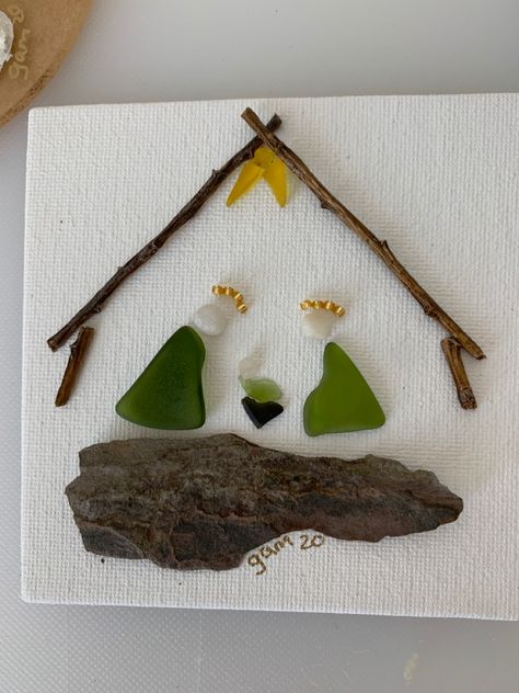 Christmas Beach Glass Art, Sea Glass Art Christmas, Seaglass Diy, Nativity Diy, Seaglass Christmas, Broken Glass Crafts, Sea Glass Diy, Sea Glass Artwork, Christmas Pebble Art