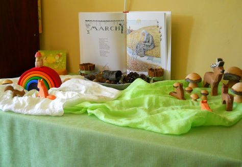 Waldorf St Patricks Day, Easter Waldorf, Waldorf Interior, Themed Shelves, December Nature Table Waldorf, Seasonal Table Waldorf, Waldorf Education Homeschooling, Winter Season Table Waldorf, Autumn Nature Table Waldorf