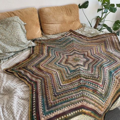 Cozy Handmade Star Blanket Crochet Cute Blanket, Crochet Ideas One Skein, Knit Room Decor, Crochet Bed Blanket, Granny Square Crochet Blankets, Celestial Crochet Blanket, Six Day Star Blanket, Crochet Green Blanket, Crochet Home Items