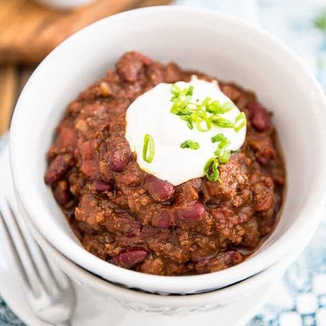 Dutch Oven Chili Con Carne Dutch Oven Chili, Chili Con Carne Recipe, Chipotle In Adobo Sauce, How To Cook Chili, Dutch Oven Cooking, Dutch Oven Recipes, Healthy Meals To Cook, Healthy Foodie, Dutch Oven