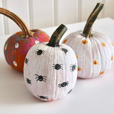 Finger Painting Pumpkin Ideas, Mini Ghost Pumpkin Painting, Finger Painted Pumpkins, Thumbprint Painted Pumpkins, Easy Things To Paint On A Pumpkin, Minimalist Pumpkin Painting, Fingerprint Pumpkin Painting, Finger Painting Pumpkins, Finger Paint Pumpkins