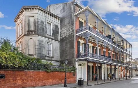 1830 New Orleans Townhouse Revitalized by Architect John Williams & Designer Patrick Dunne New Orleans Townhouse, Glamorous Kitchen, John Williams, Southern Comfort, Crescent City, New Orleans, Architecture Design, Architecture, Design