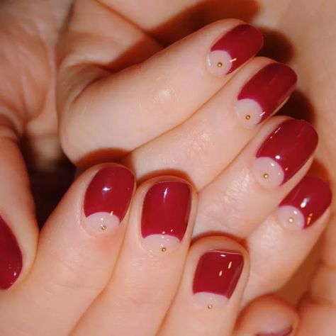 Minimal Christmas Nail Art, Short Red And Gold Nails, Beauty Bingo, Christmas Nail Simple, Xmas Nails Christmas, New Year Nail Art, Minimal Nail, Gold Accent Nail, Nail Art Designs For Beginners