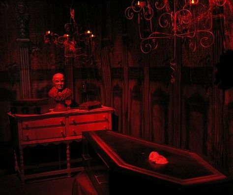 Motel Ideas, Vampire Room, Vampire Party, Halloween Forum, Horror Movies Funny, Yard Haunt, Diary Diy, Vampire Halloween, Ethereal Aesthetic