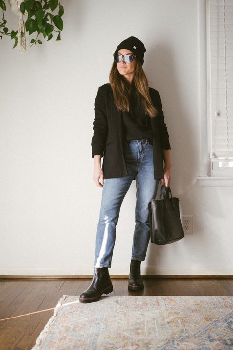 Chelsea Platform Boots Outfit, Chelsea Rain Boots Outfit, Black Lug Sole Boots, Chelsea Boot Outfits Women, Midi Skirt Outfit Winter, Platform Boots Outfit, Rain Boot Outfit, Chelsea Boots Outfit, Winter Boots Outfits