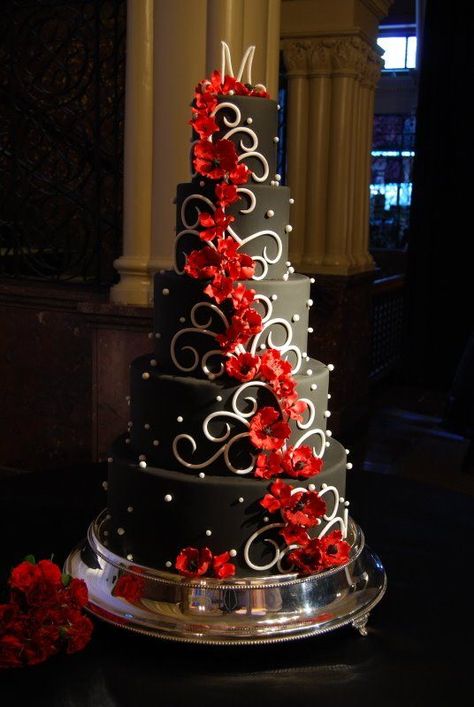 Gateaux's cake log: Justin and Krista Silver Wedding Cakes, Red Wedding Cake, Black And Red Wedding, Super Torte, Black And White Wedding Cake, Silver Wedding Cake, Red And White Weddings, Red Wedding Theme, Red Cake