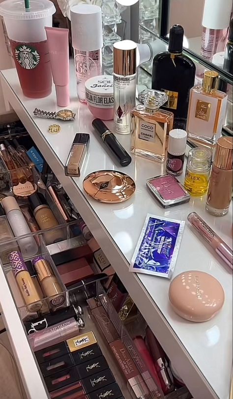 Makeup Therapy Aesthetic, Schminke Aesthetic, 90s Aesthetic Makeup, Makeup Collection Goals, Makeup Bag Essentials, Makeup Drawer Organization, Makeup Drawer, Makeup Is Life, Top Makeup Products