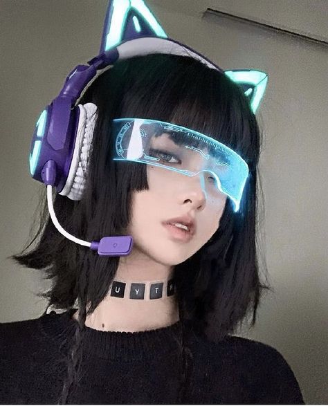 Check out #yowu for more grunge style. #cyberpunk #cyber #futuristic #softgrunge Cyberpunk Hairstyles, Futuristic Grunge, Style Cyberpunk, Girl With Headphones, Cyberpunk Clothes, Fantasy Doll, Cute Pens, Eve Outfit, Cyberpunk Style