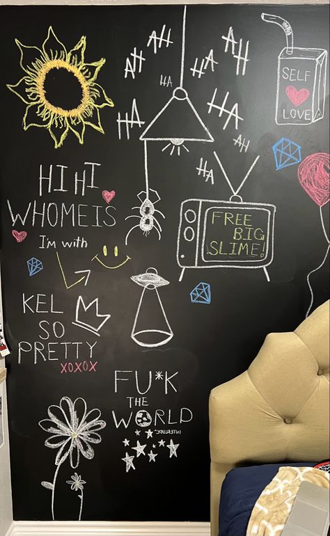 Black Chalk Wall Bedroom, Chalkboard Ideas For Bedroom, Chalk Board Ideas For Girls Room, Chalk Wall Ideas Aesthetic, Chalk Wall Bedroom, Chalk Wall Ideas, Easy Chalk Drawings, Chalk Wall Art, Art Room Doors