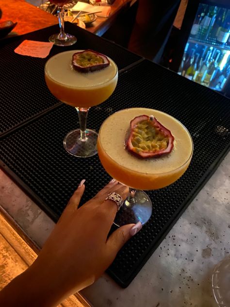 Passion Fruit Martini Aesthetic, Dinner Drinks Aesthetic, Passionfruit Aesthetic, Passion Fruit Cocktail, Passionfruit Martini, Passion Fruit Martini, Fruit Martini, Bar Aesthetic, Pretty Alcoholic Drinks