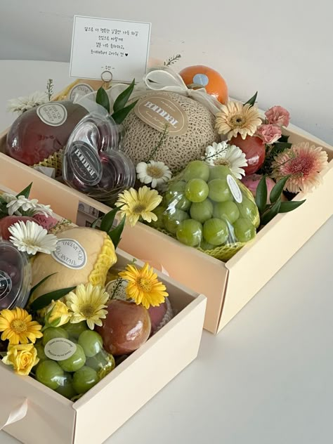 Parcel Buah Seserahan, Fruit Gift Basket Ideas, Fruit Parcel, Hantaran Lamaran, Fruit Bouquet Ideas, Fruit Hampers, Wedding Gift Hampers, Food Bouquet, Fruit Basket Gift