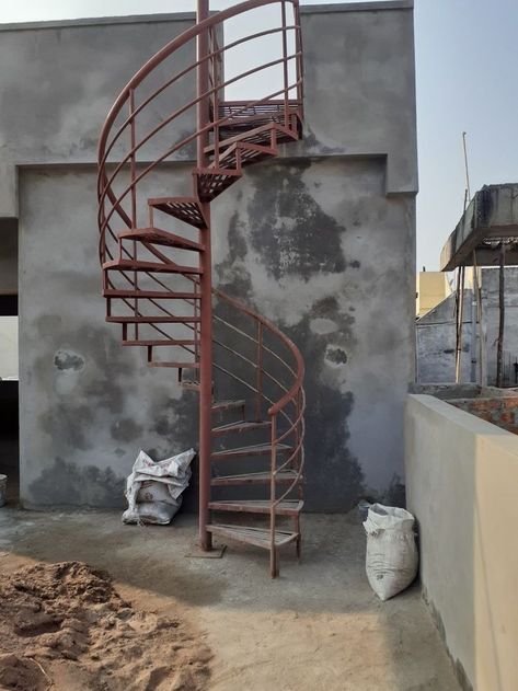 Round Stairs Design Outdoor, Reling Design, Tangga Putar, Steel Stairs Design, درابزين السلم, Staircase Layout, Spiral Stairs Design, Staircase Outdoor, Home Gate Design