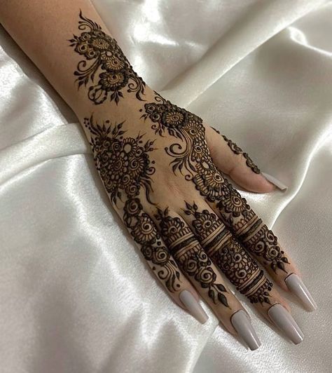 Modern Mehndi Designs For Fingers, Mehndi Designs Full, Finger Mehendi, Fingers Mehndi, Simple Henna Design, Finger Mehendi Designs, Mehndi Ideas, Cute Henna Designs, Henna Style Tattoos