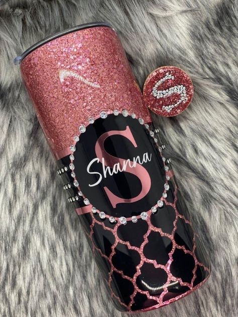 Rose Gold Glitter Tumbler Ideas, New Tumbler Designs, Boujee Tumbler Cups, Coffee Cup Tumbler Ideas, Queen Tumbler Ideas, Creative Tumbler Designs, Flower Glitter Tumbler, Girly Tumbler Ideas, Wine Glass Tumbler