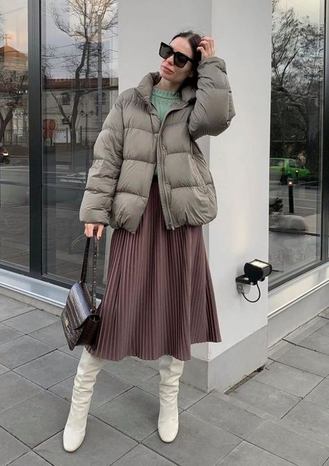 Puffer Jacket With Skirt Outfit, Puffer Jacket And Skirt Outfit, Long Puffer Outfit, Clothes Photoshoot, Casual Outfits Winter, Puffer Coat Outfit, Puffer Outfit, Outfit Coat, Work Outfits Frauen