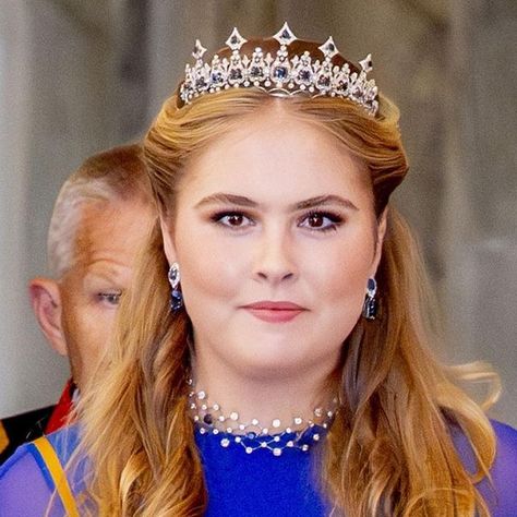 Vorsten on Instagram: "Daar staat ze vanavond hoor, tussen haar toekomstige collega’s: onze prinses Amalia! Samen met prinses Elisabeth, prinses Estelle en prinses Ingrid Alexandra is ze te gast op het galadiner voor prins Christians 18e verjaardag in Kopenhagen. #prinsesamalia #princechristian #crownprincefrederik #crownprincessmary #royalbirthday #danmark #danskekongehus #vorsten #royalty #royals" Ingrid Alexandra, 7 December, October 15, Royalty, On Instagram, Instagram