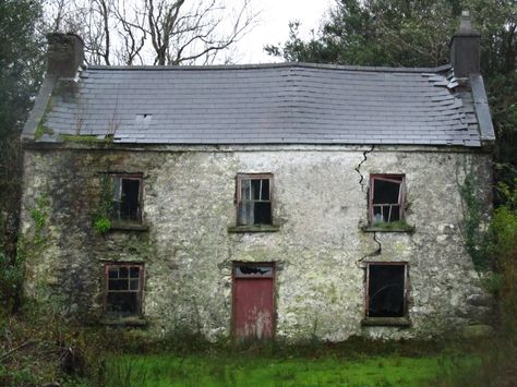 Deserted house in Killarney, Ireland. Interior Design Brief, Magical Ireland, Abandoned Locations, Irish Cottages, Irish Redhead, Cottages Uk, Futuristic Interior Design, Scottish Cottages, Killarney Ireland