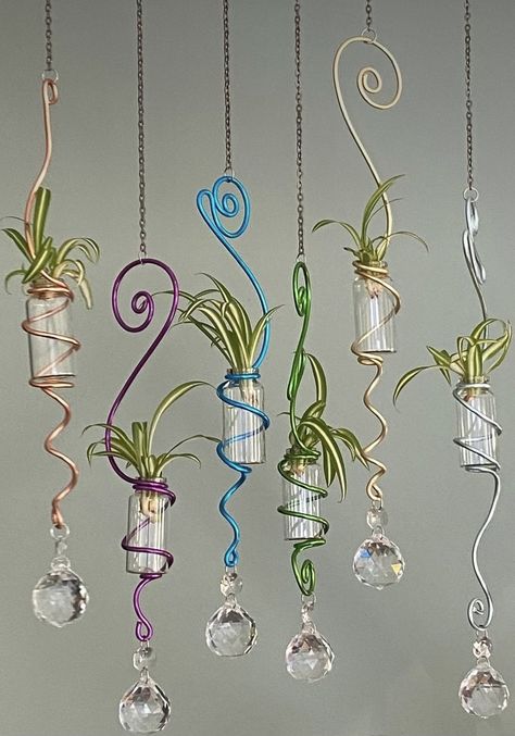 Diy Wire Plant Hanger, Metal Wire Crafts, Hanging Crystals Diy, Wire Plant, Suncatcher Diy, Glassware Crafts, Copper Wire Art, Wire Art Sculpture, Plant Crafts