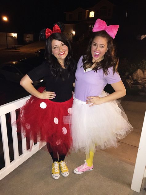 Minnie Mouse and Daisy Duck. Best friend costumes! Daisy Duck Halloween Costume, Duck Halloween Costume, Minnie Mouse And Daisy Duck, Best Friend Costumes, Best Group Halloween Costumes, Halloween Costumes To Make, Friend Costumes, Bff Halloween Costumes, Best Friend Halloween Costumes