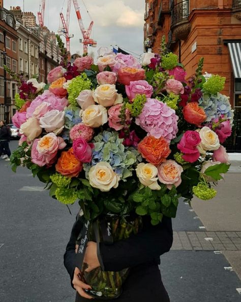 Massive Bouquet Of Flowers, Massive Flower Bouquet, Big Flower Bouquet Aesthetic, Big Floral Arrangements, Giant Bouquet Of Flowers, Big Flower Arrangements, Big Flower Vase, Huge Bouquet, Big Bouquet