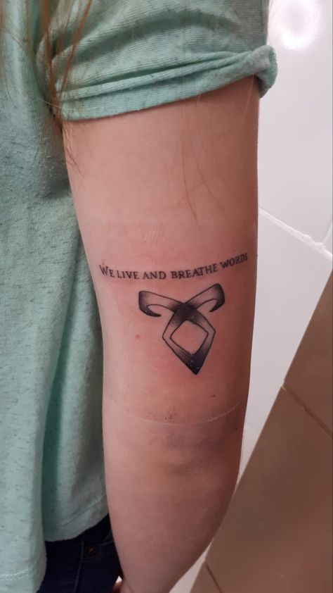 Tattoo cazadores de sombras Cassandra Clare Tattoos, Shadowhunter Tattoo Ideas, Shadow Hunters Tattoo, Shadowhunters Tattoo, Teen Wolf Tattoo, Power Tattoo, Rune Tattoo, Bone Tattoos, Inspiration Tattoos