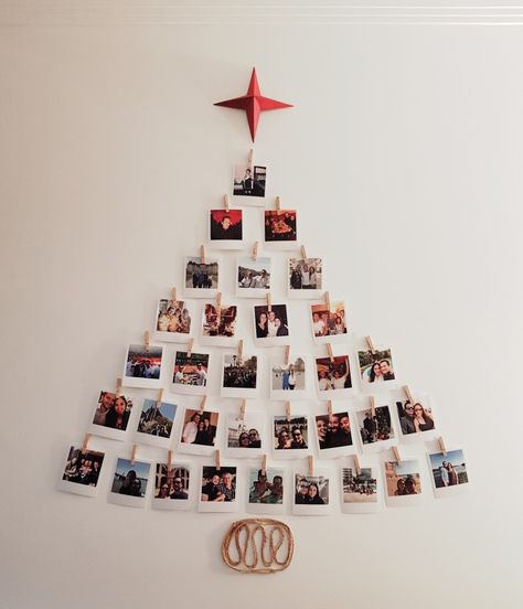 Christmas Table Decor Ideas Simple, Polaroid Christmas Tree, Christmas Tree With Pictures, Picture Christmas Tree, Polaroid Christmas, Christmas Decorations Apartment, Wall Christmas Tree, Creative Christmas Trees, Family Christmas Cards