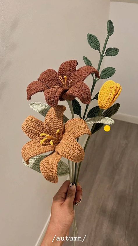 brown flowers Crochet Fall Decor, Bureau Decor, Bouquet Crochet, Crochet Bouquet, Crochet Earrings Pattern, Crocheted Flowers, Crochet Business, Crochet Fall, Crochet Decoration